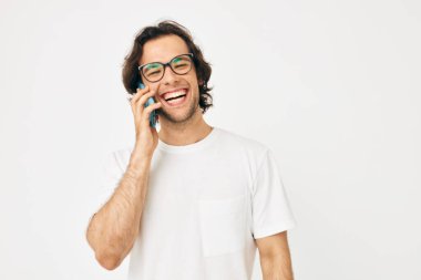 Yakışıklı adam telefon teknolojileri hakkında konuşuyor. Yaşam tarzı değişmemiş.