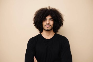 Lüks saç stili, şık, günlük giyimli, değişmemiş bir adam.