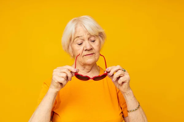 Foto de anciana jubilada posando cara mueca alegría aislado fondo — Foto de Stock