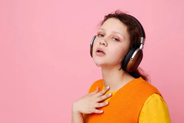 Mulher bonita grimace fones de ouvido entretenimento emoções música corte vista inalterada — Fotografia de Stock