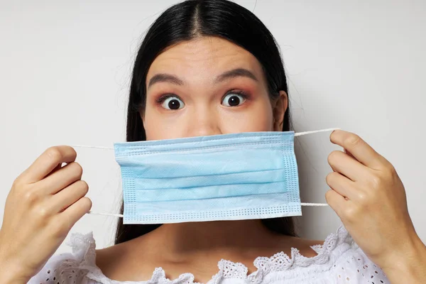 Büyüleyici genç Asyalı kadın tıbbi maske koruma ışık arka planı değiştirilmemiş — Stok fotoğraf