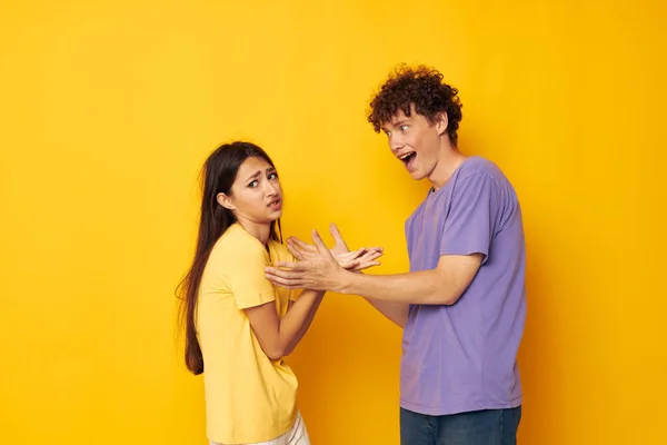 Mignon jeune couple casual vêtements posant émotions antics isolé fond inaltéré — Photo