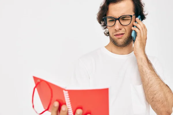 Pohledný muž červený notepad telefon komunikace životní styl beze změny — Stock fotografie