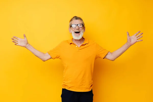 Portrait elderly man wearing glasses yellow shirt posing monochrome shot — Stock fotografie