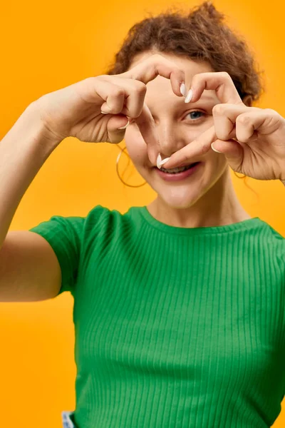 Χαρούμενο κορίτσι σε πράσινο t-shirt σκουλαρίκια που θέτουν μοντέρνο στυλ — Φωτογραφία Αρχείου