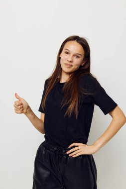 Siyah tişörtlü atletik bir kadın. El hareketi. Eğlenceli, izole bir arka plan.