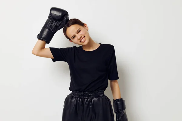 Молода красива жінка в чорному спорті уніформа бокс рукавички позує ізольований фон — стокове фото