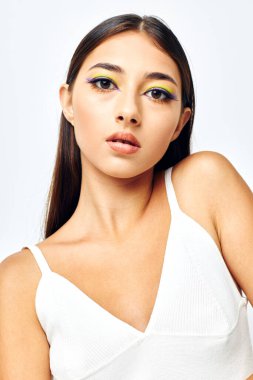 Güzel bir kadın portresi beyaz tişört, el hareketi, cazibe, izole edilmiş arka plan, değişmemiş.