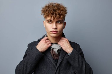 Ceketli yakışıklı bir adam, kareli bir eşarp, izole edilmiş bir arka plan.