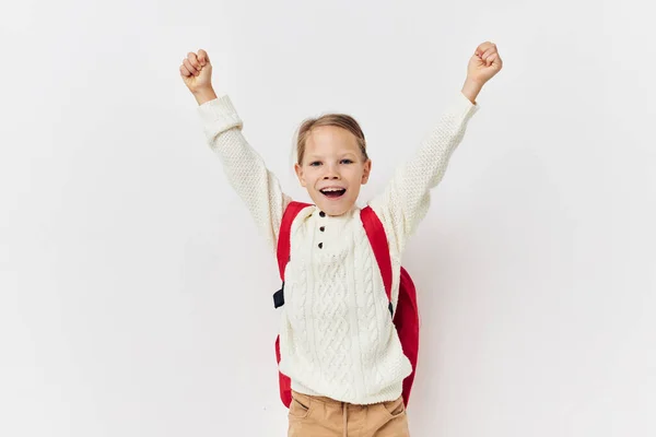 Mooi jong meisje rood rugzak stijlvol kleding geïsoleerde achtergrond — Stockfoto