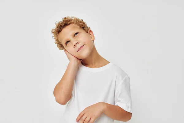 Kręcone chłopiec dzieci styl moda emocje dzieciństwo niezmienione — Zdjęcie stockowe