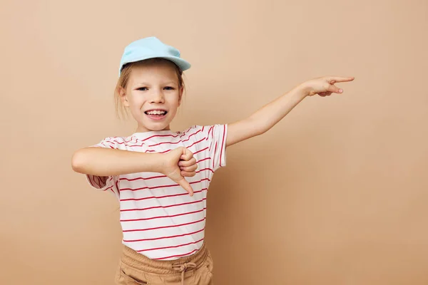 Bonito menina mão gestos sorriso emoções infância inalterada — Fotografia de Stock