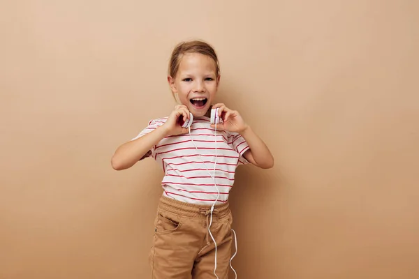 Sevimli küçük kız kulaklıkları çocukluk müzik eğlencesi — Stok fotoğraf