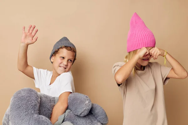 テディベアの友情を持つ帽子の中の2人の子供の写真ライフスタイルは変わらない — ストック写真