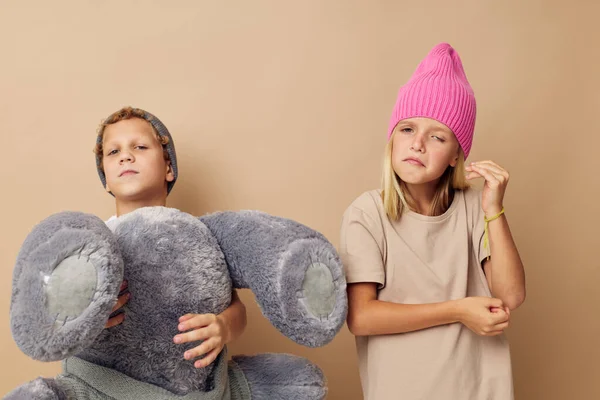 戴多色帽子的小男孩和小女孩在童年时代的表现保持不变 — 图库照片
