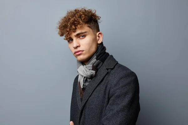 Stilig ung man elegant stil självförtroende mode Livsstil oförändrad — Stockfoto
