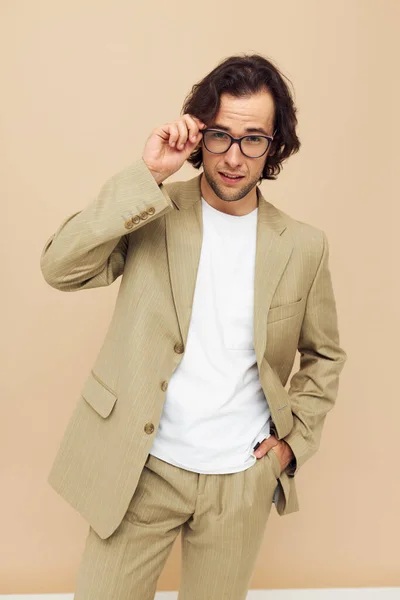 Atraktivní muž s brýlemi emoce gesto ruce pózovat izolované pozadí — Stock fotografie