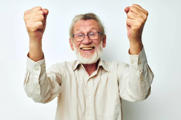 Retrato homem idoso usa óculos em camisas isoladas fundo — Fotografia de Stock