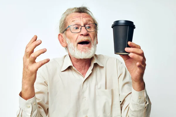 Portrét starší muž s šedým vousem v košili a brýle izolované pozadí — Stock fotografie