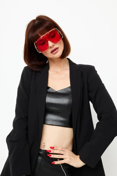 赤のスタイリッシュなメガネの女性の肖像革のスーツ黒のジャケット孤立した背景 — ストック写真