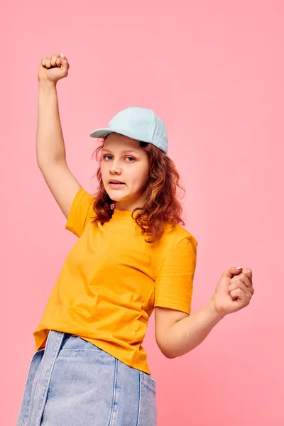 Πορτρέτο μιας νεαρής γυναίκας σε κομψά ρούχα της νεολαίας χέρι χειρονομία διασκέδαση Lifestyle αναλλοίωτη — Φωτογραφία Αρχείου