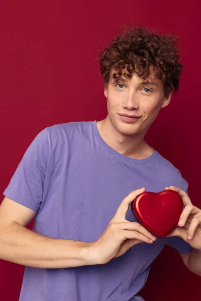 Söt rödhårig kille hjärta i händer gåva romantik — Stockfoto