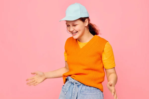 Bonita chica naranja suéter emociones diversión aislado fondos inalterados — Foto de Stock