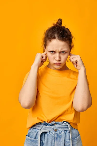 Pretty girl in a yellow t-shirt posing emotions isolated backgrounds unaltered — 图库照片