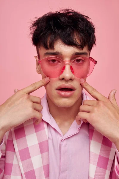 Портрет молодого чоловіка модні рожеві сонцезахисні окуляри піджак позує рожевий фон незмінним — стокове фото