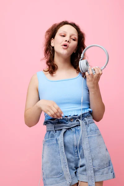 Fashionable girl wearing headphones posing dance music unaltered — Stock Fotó