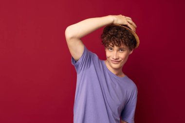 Gündelik giyinen kızıl saçlı genç bir adam Gençlik Stüdyosu Kırmızı arka planı değiştirilmemiş