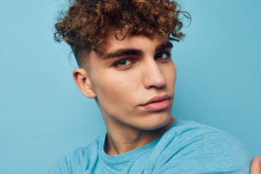 Yakışıklı genç adam duyguları el hareketleriyle izole edilmiş arka plan oluşturuyor.