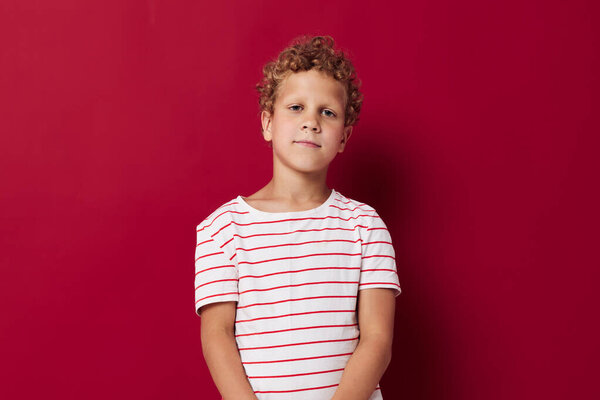 Маленький мальчик в полосатой футболке жест рук эмоции, позирующие