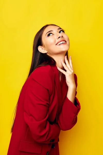 Portrait pretty woman posing smile fashion isolated background unaltered — 图库照片