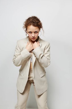 Hafif takım elbiseli neşeli bir kadın el hareketleriyle izole edilmiş arka planlar değiştirilmemiş.