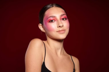 Seksi esmer kadın makyaj fırçası rimel temiz deri makyaj stüdyo modeli