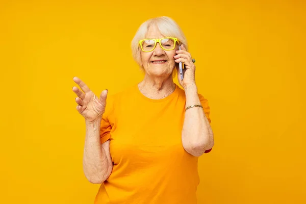 Фото старушки на пенсии весело говорить по телефону эмоции крупным планом — стоковое фото