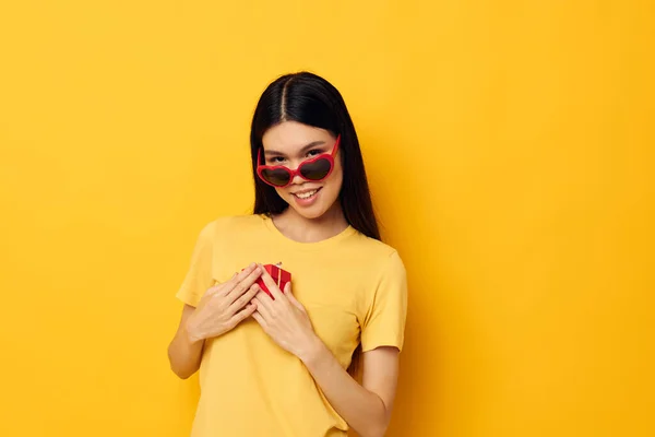 Porträtt Asiatisk vacker ung kvinna bär solglasögon liten presentförpackning studio modell oförändrad — Stockfoto