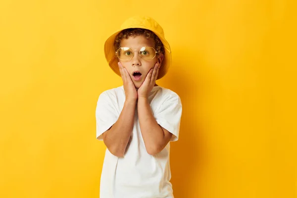 Милый мальчик в желтой Панаме в очках позируя моды — стоковое фото