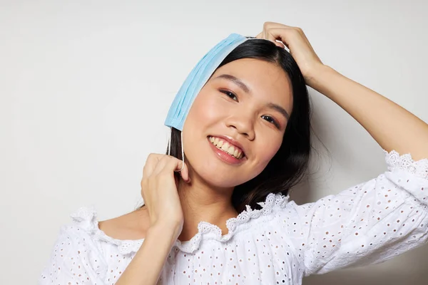 Encantador jovem mulher asiática rosto escudo segurança close-up estúdio modelo inalterado — Fotografia de Stock
