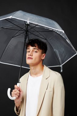 Şeffaf açık şemsiyeli adam zarif bir tarzı var.