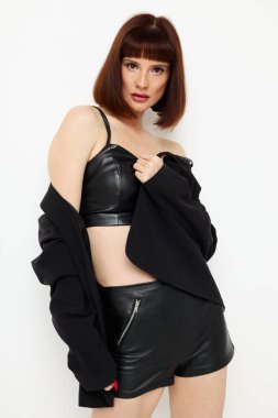 Deri etekli bir kadının portresi göz kamaştırıcı, seksi ışık arkaplanı.