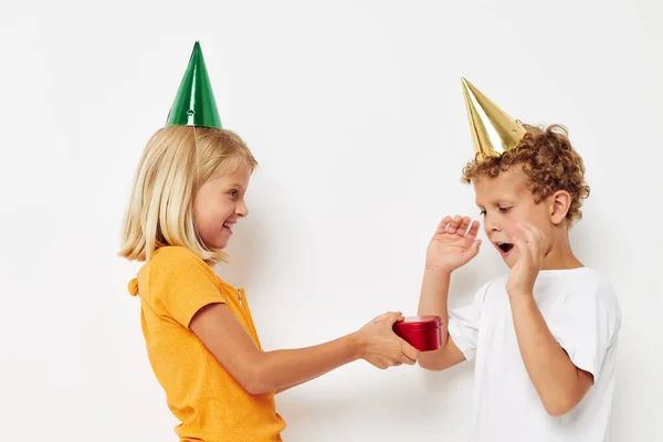 Vrolijke jongen met meisje met hoeden cadeau verjaardag vakantie — Stockfoto