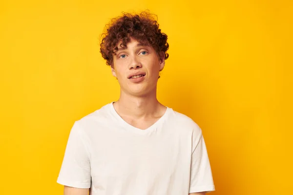 Fröhlicher Typ mit lockigem Haar im weißen T-Shirt Jugendstil — Stockfoto