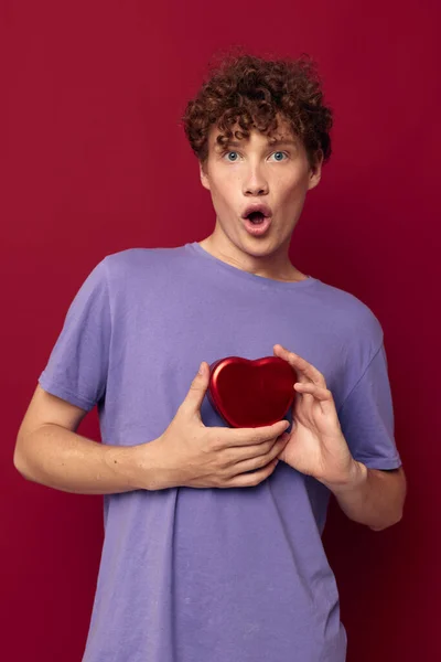 Cara bonito com cabelo encaracolado valentine presente em forma de coração — Fotografia de Stock