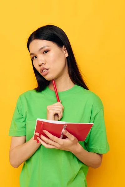 Portrait Asiatique belle jeune femme ordinateur portable et stylo apprentissage éducation Style de vie inchangé — Photo