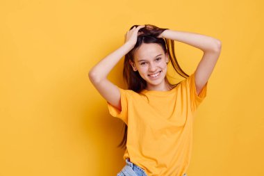 İyimser genç kadın, modaya uygun poz veriyor. Günlük kıyafet, yaşam tarzı değişmemiş.