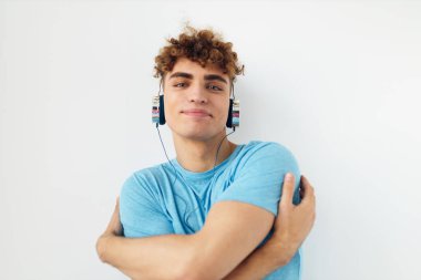 Yakışıklı adam müzik teknolojisi eğlence dünyasının izole edilmiş arka planı