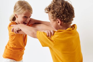 Erkek ve kız gündelik kıyafet oyunları eğlenceli birlikte poz vermek duygular değişmeden kavga eder.