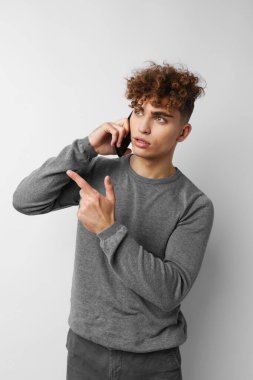 Telefon özçekimine sahip yakışıklı genç adam teknolojisi izole edilmiş.